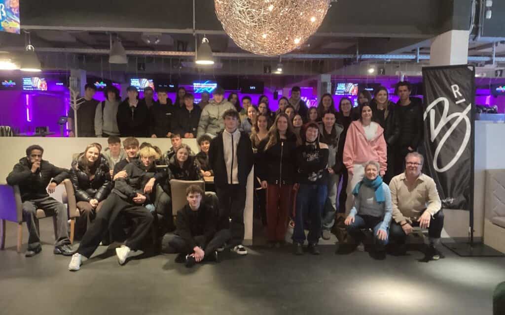 Spaß auf der Bahn: Bowling-Ausflug der Jahrgangsstufe 12