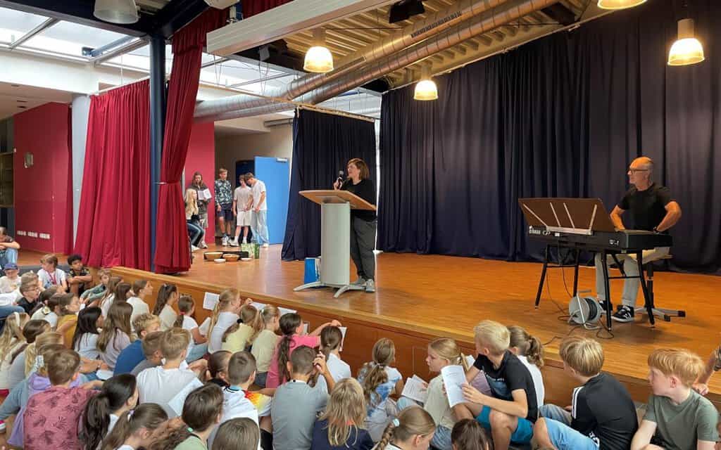 „Eins für dich, eins für mich.“ – Gottesdienst zum Schuljahresbeginn 2026 am DBG